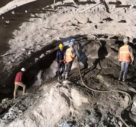 合山拱顶带模注浆料的施工流程及注意事项